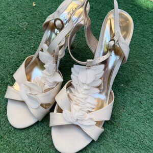 Lovely Ivory Pumps Size 10 Like New